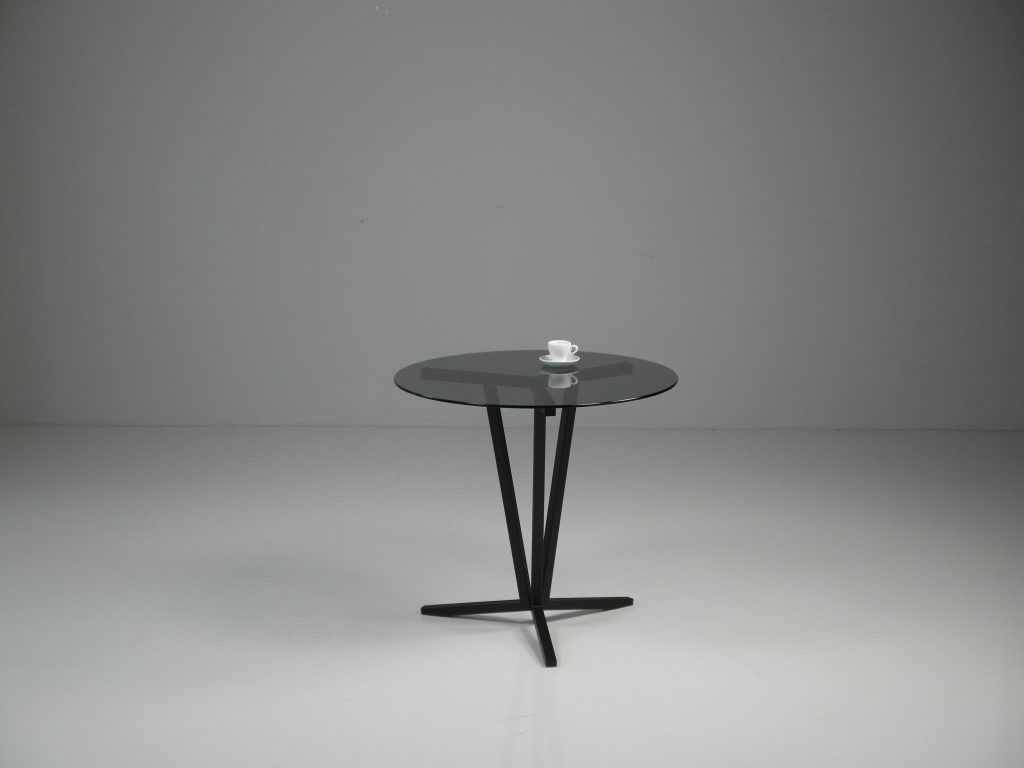 furniture design esstisch rund glasplatte designermoebel designgalerie gestell stahl schwarz 3l3x3 by f maurer 1