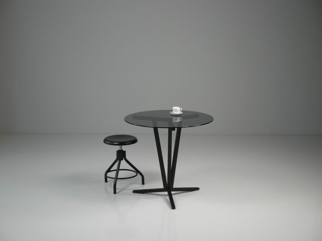 furniture design esstisch rund glasplatte designermoebel designgalerie gestell stahl schwarz 3l3x3 by f maurer 3