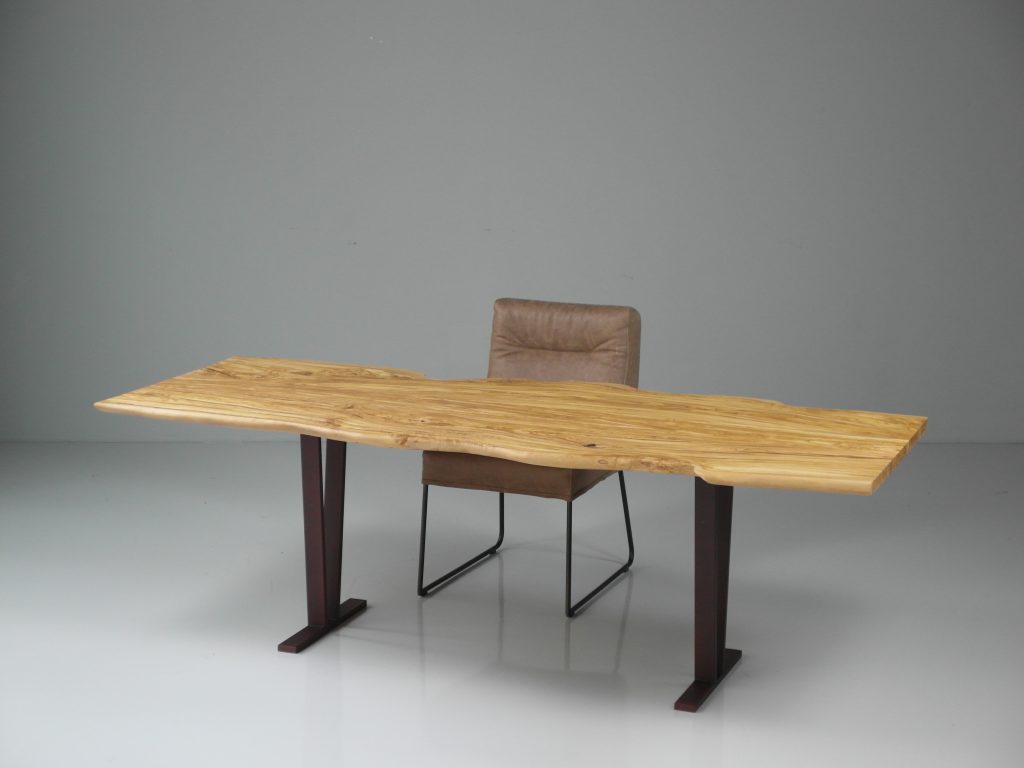 furniture design esstisch stammtisch stamm massiv holz olive naturkante designermoebel tischgestell vx1,5x6 roheisen by f maurer