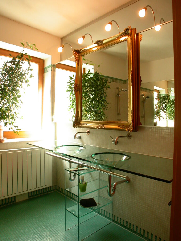interior design interieur designer haus moebel spiegel schiebetuer mit barockrahmen im bad mit glas waschtisch vom produkt designer f maurer 1