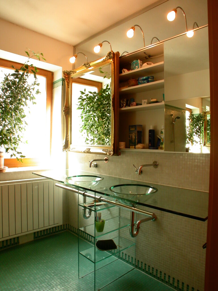 interior design interieur designer haus moebel spiegel schiebetuer mit barockrahmen im bad mit glas waschtisch vom produkt designer f maurer 3