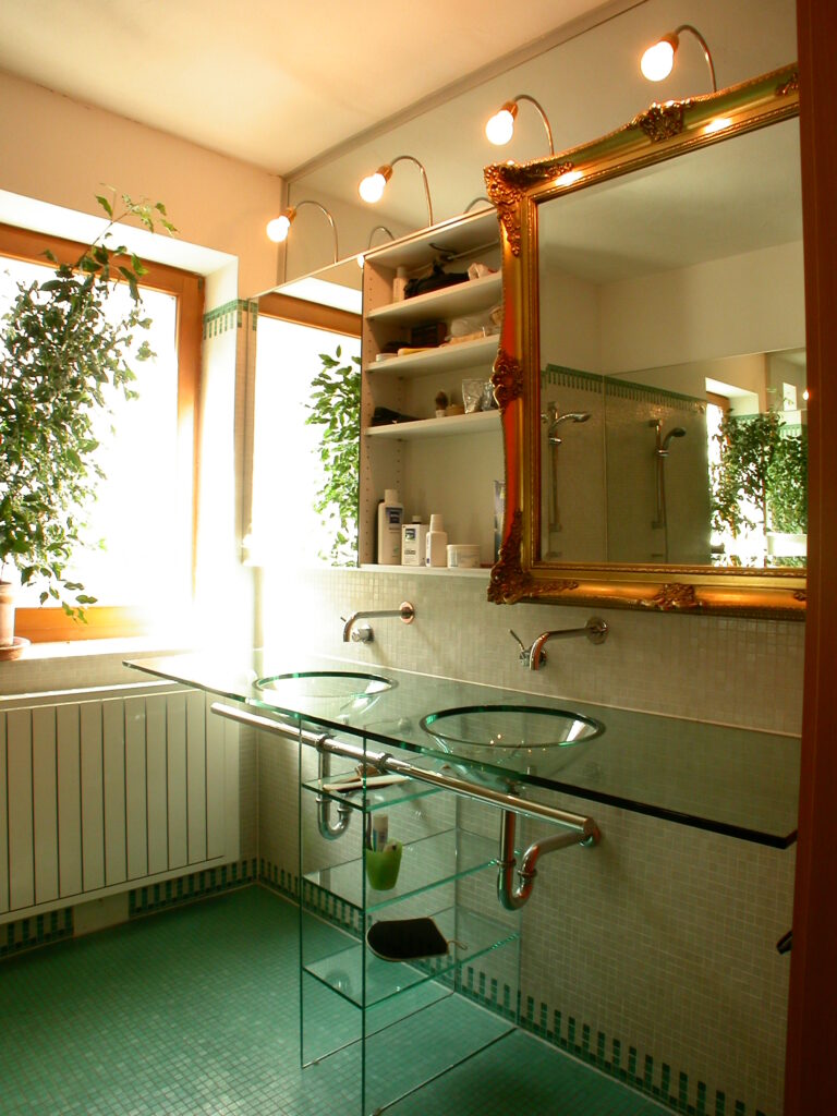 interior design interieur designer haus moebel spiegel schiebetuer mit barockrahmen im bad mit glas waschtisch vom produkt designer f maurer 4