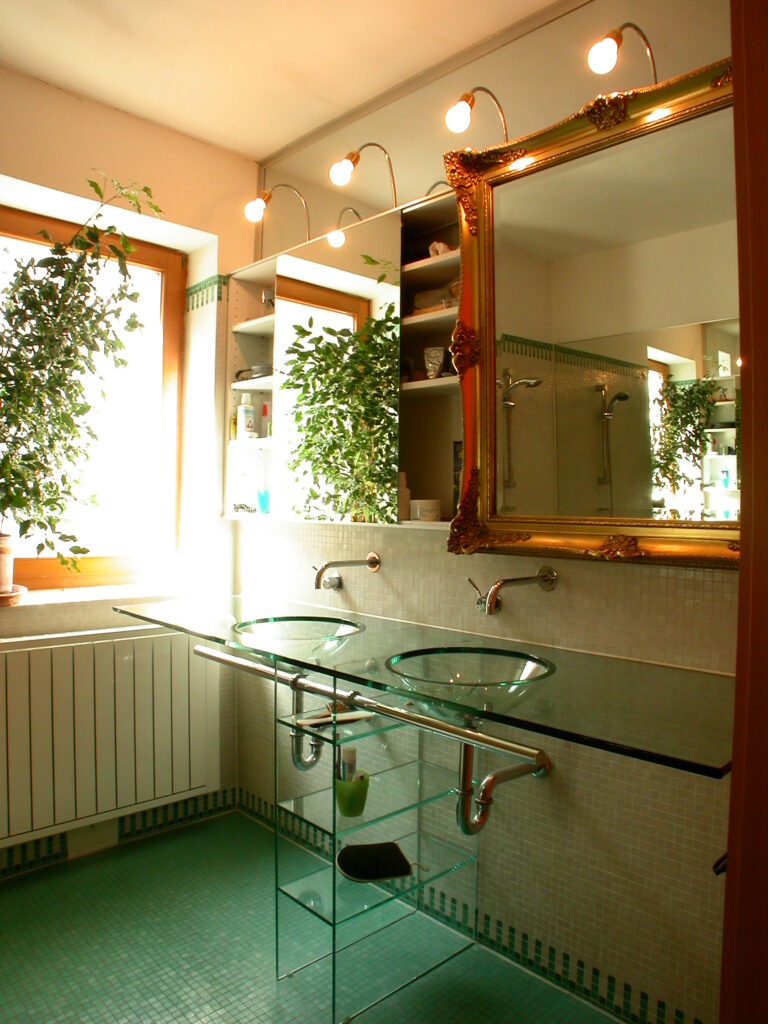 interior design interieur designer haus moebel spiegel schiebetuer mit barockrahmen im bad mit glas waschtisch vom produkt designer f maurer 5