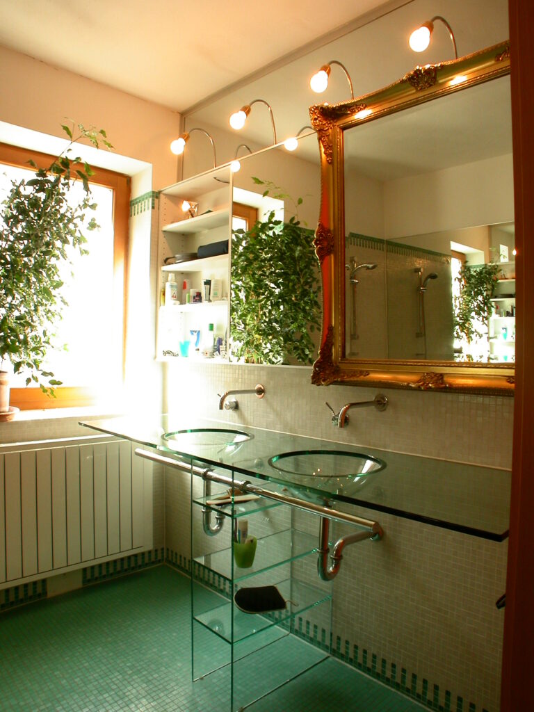interior design interieur designer haus moebel spiegel schiebetuer mit barockrahmen im bad mit glas waschtisch vom produkt designer f maurer 6