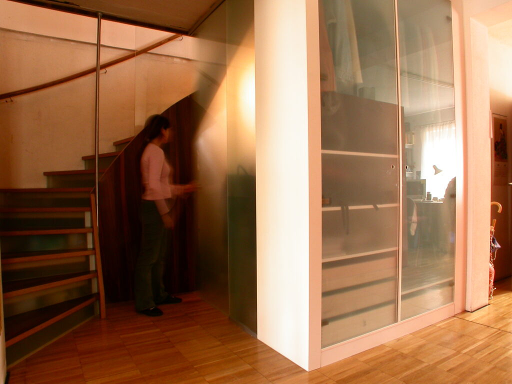 interior design interieur designer haus schrankraum schrank begehbar glas schiebetuer im vorraum vom produkt designer f maurer 8