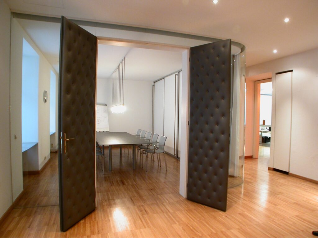 interior design interieur designer office besprechungsraum mit polstertuer von produkt designer f maurer 16