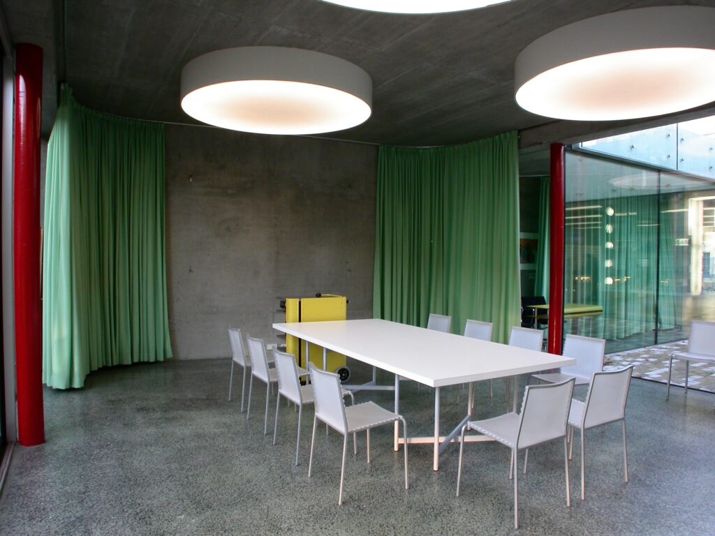 interior design interieur designer office multifunktionsraum mit konferenztisch von produkt designer f maurer 2