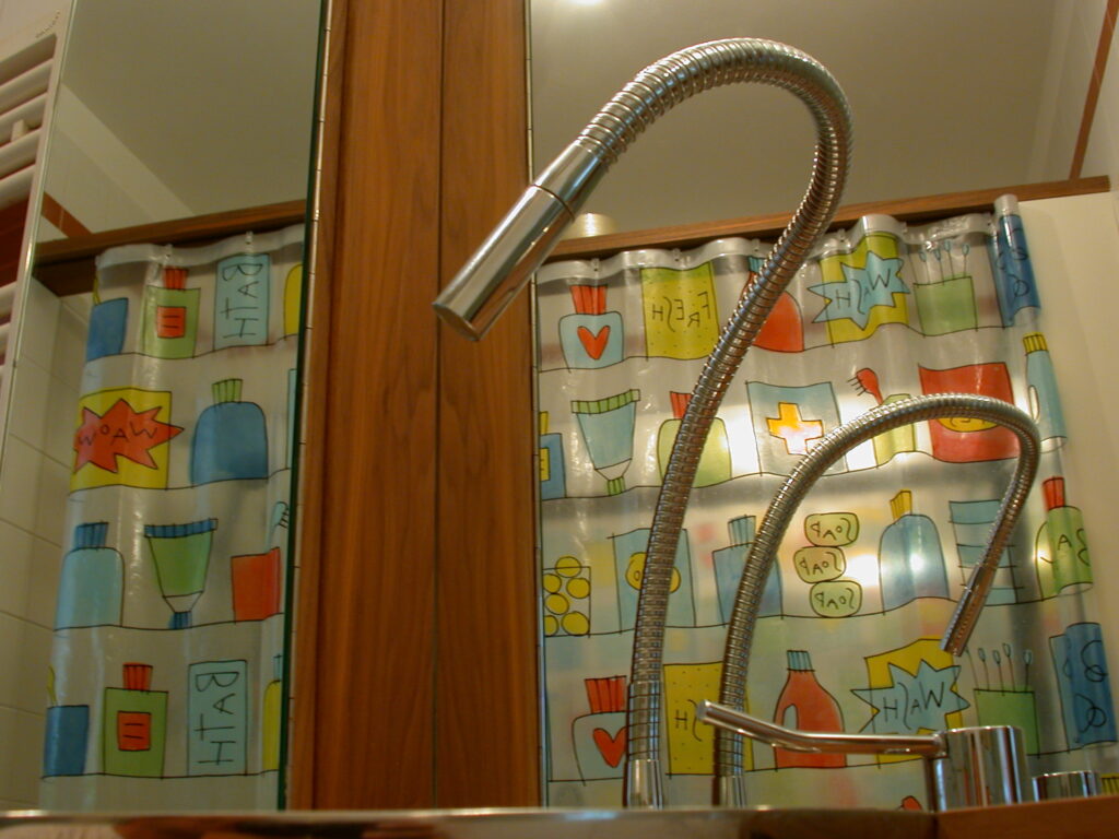 interior design interieur designer wohnung moebel spiegel im bad mit nussholz waschtisch flexschlauch vom produkt designer f maurer 5
