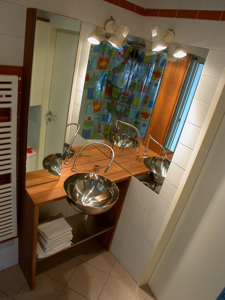 interior design interieur designer wohnung moebel spiegel im bad mit nussholz waschtisch vom produkt designer f maurer 1