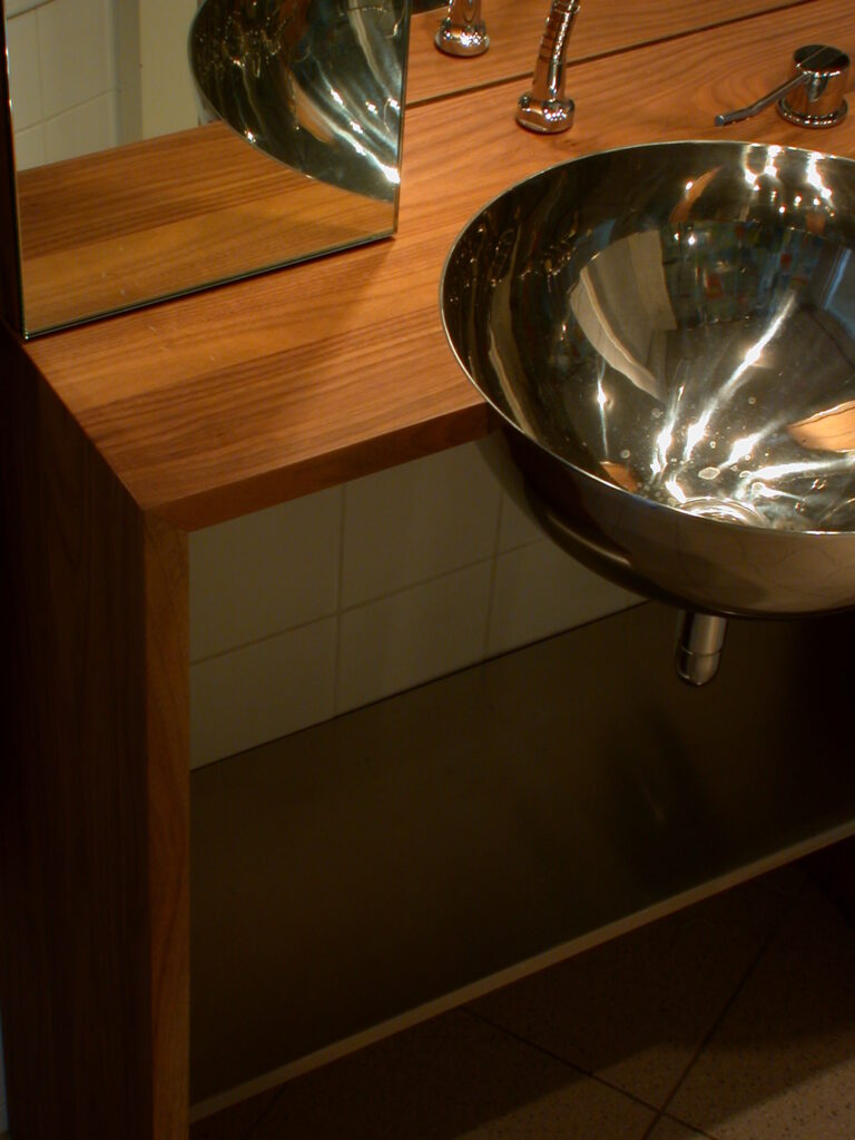 interior design interieur designer wohnung moebel spiegel im bad mit nussholz waschtisch vom produkt designer f maurer 3
