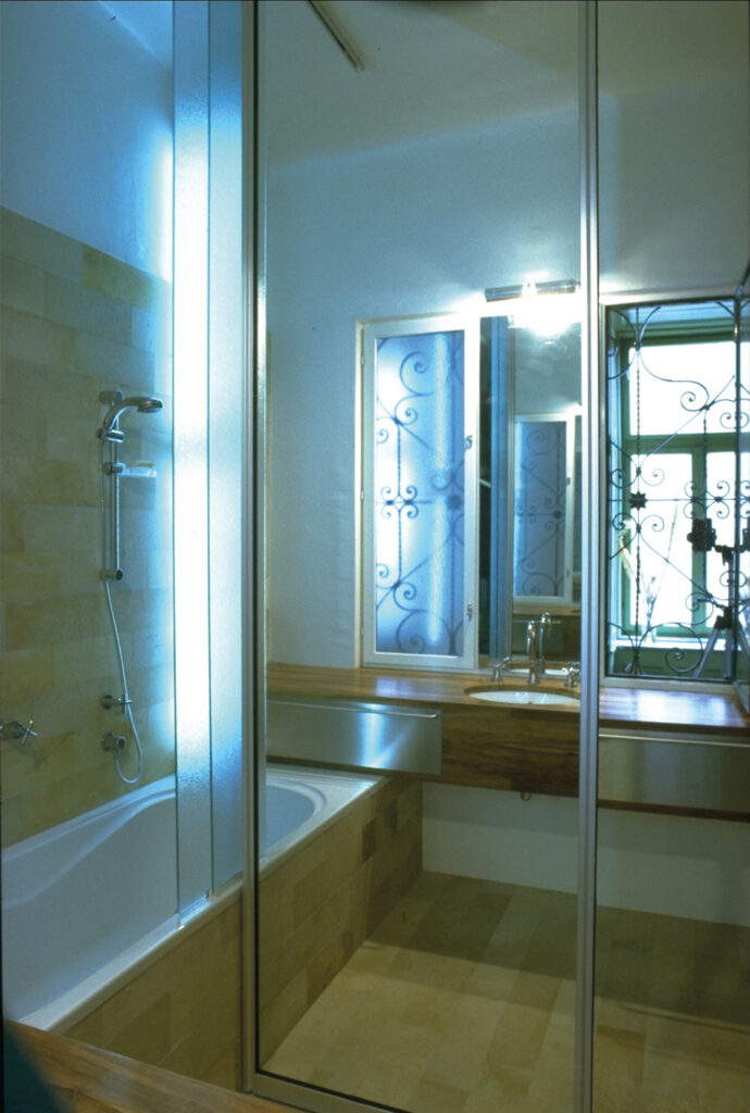 interior design interieur designer wohnung moebel spiegel schiebetuer im bad mit nussholz waschtisch vom produkt designer f maurer 1