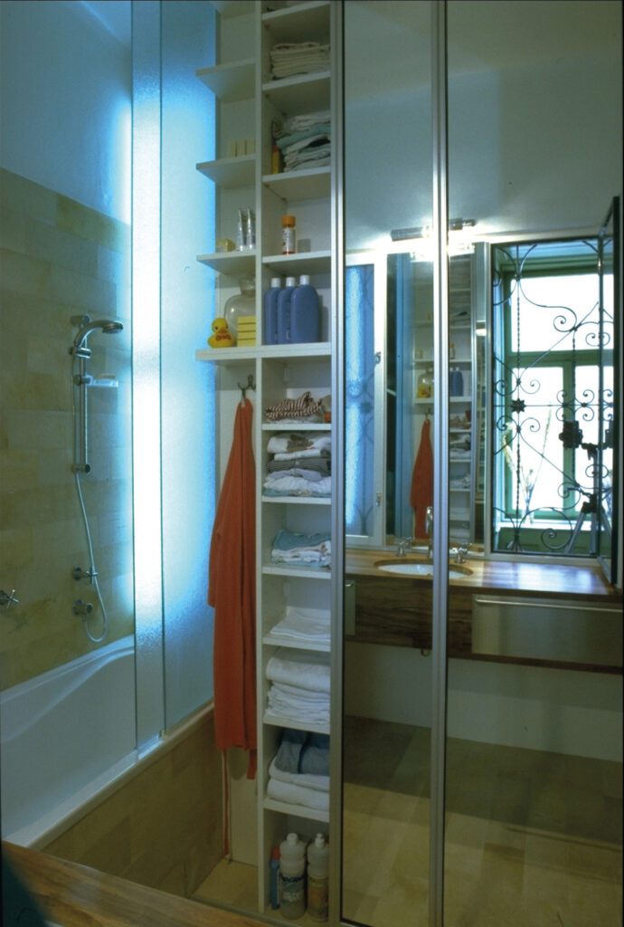 interior design interieur designer wohnung moebel spiegel schiebetuer im bad mit nussholz waschtisch vom produkt designer f maurer 2