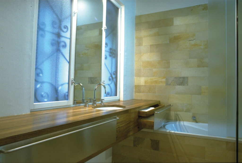 interior design interieur designer wohnung moebel spiegel schiebetuer im bad mit nussholz waschtisch vom produkt designer f maurer 3