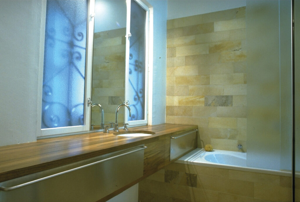 interior design interieur designer wohnung moebel spiegel schiebetuer im bad mit nussholz waschtisch vom produkt designer f maurer 4