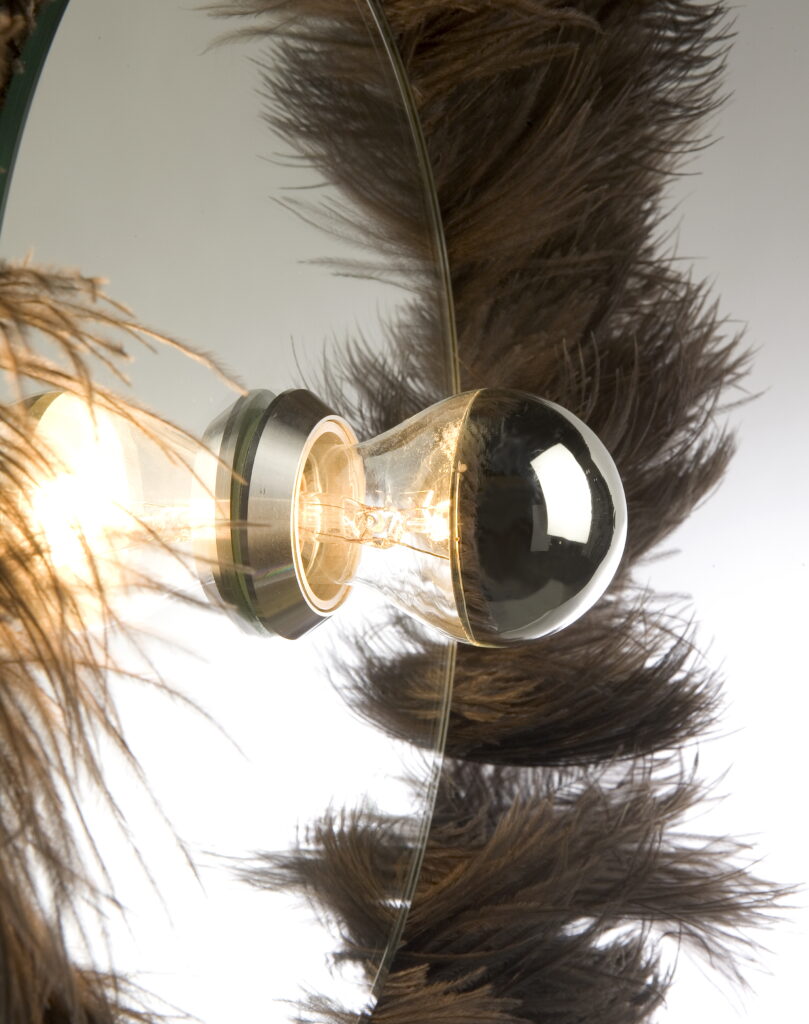 product design interior designlampe leuchte aus straussenfedern mit gluehbirne licht entworfen fuer quasar aves detail