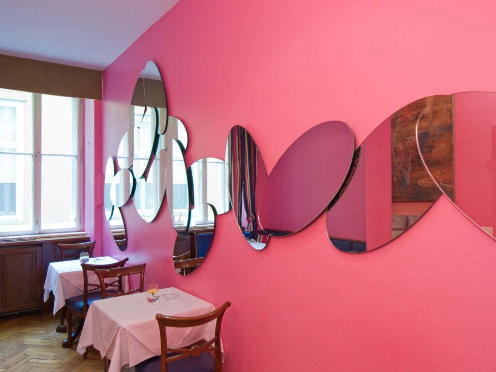 product design interior furniture drehbarer spiegel art kunst hotel altstadt wien turn6 0