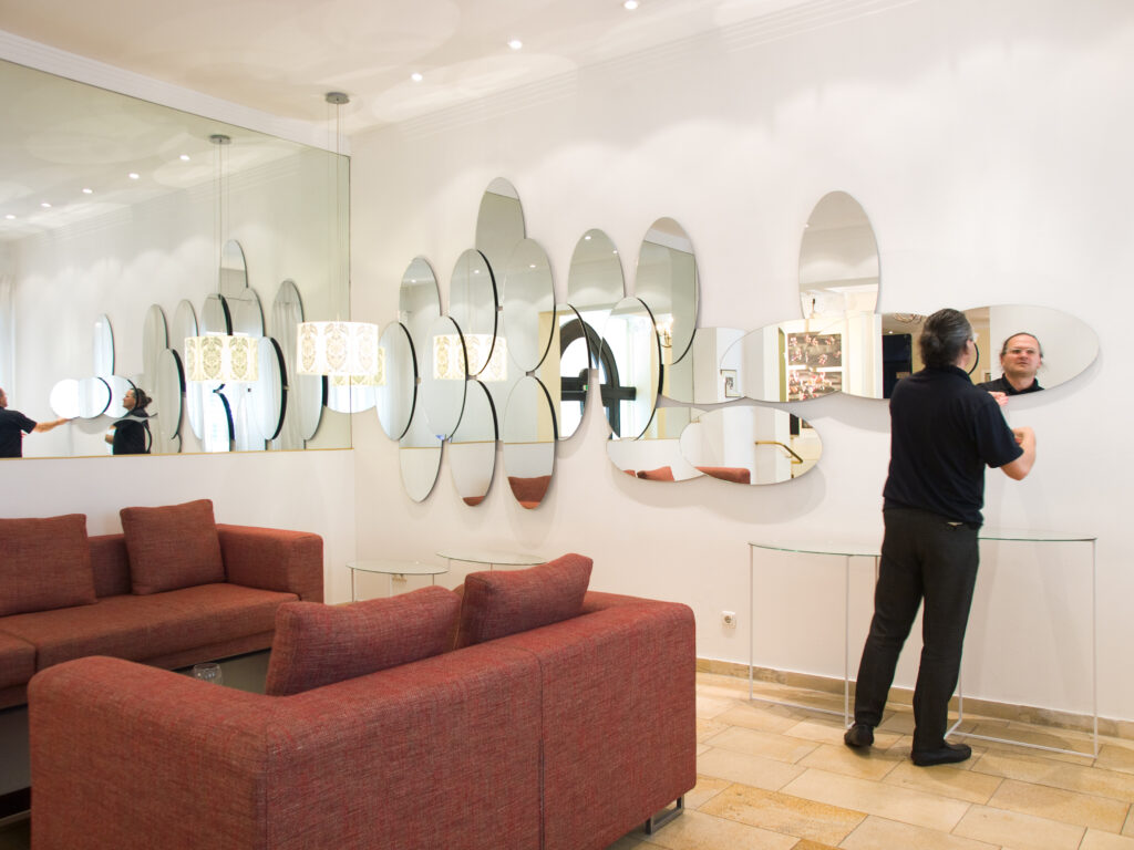 product design interior furniture drehbarer spiegel art kunst installation hotel wien designgalerie turn5 3