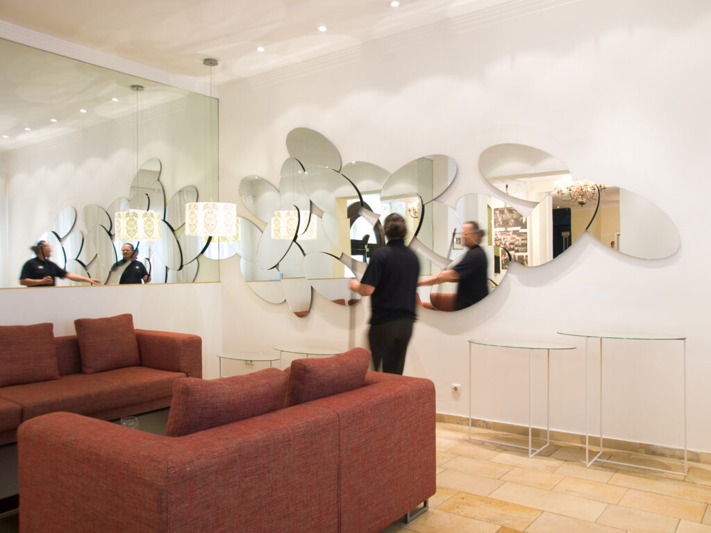 product design interior furniture drehbarer spiegel art kunst installation hotel wien designgalerie turn5 6