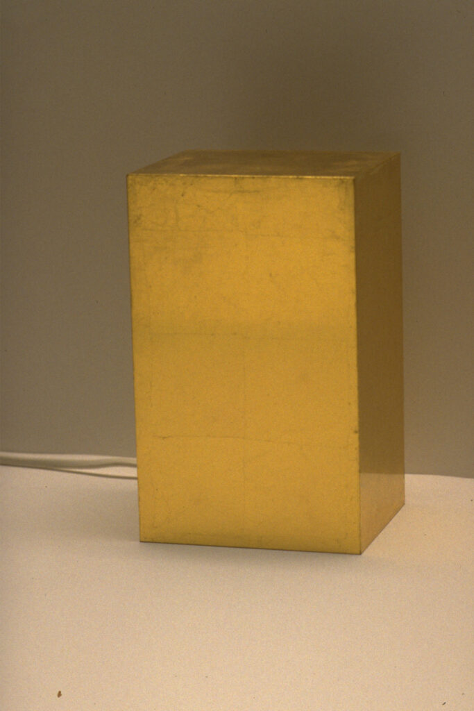 product design interior licht leuchte designleuchte kubus aus acryl mit plattgold fuer artificial goldblock aus