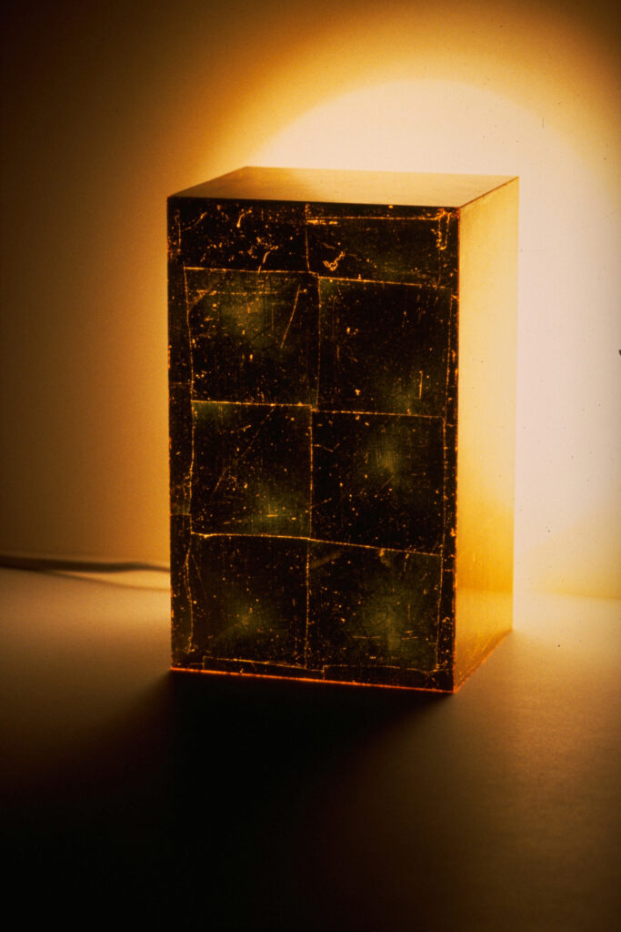 product design interior licht leuchte designleuchte kubus aus acryl mit plattgold fuer artificial goldblock ein