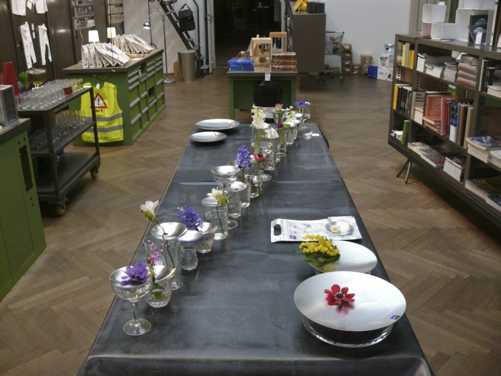 product design tableware geschenk vasen aus edelstahl für trinkglaeser niro blumen mono conglas gruppe mit blumen im mak 2 1