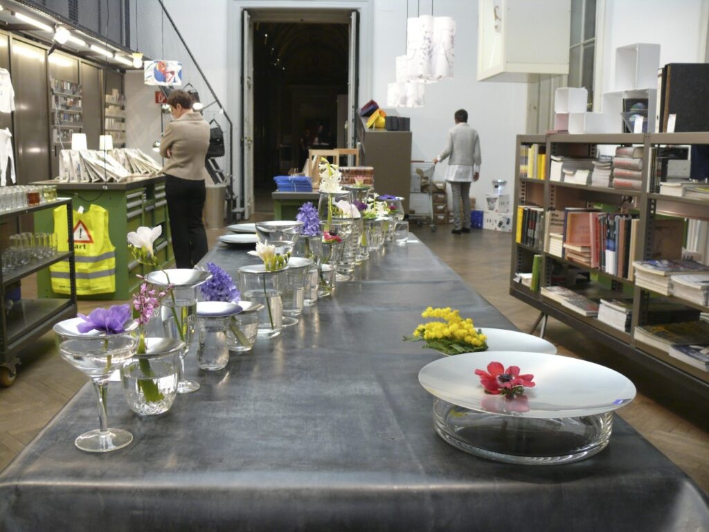 product design tableware geschenk vasen aus edelstahl für trinkglaeser niro blumen mono conglas gruppe mit blumen im mak 2 4
