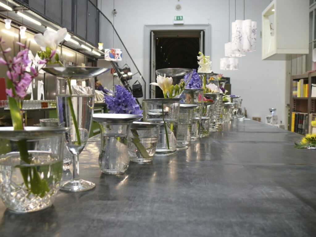product design tableware geschenk vasen aus edelstahl für trinkglaeser niro blumen mono conglas gruppe mit blumen im mak 2 5