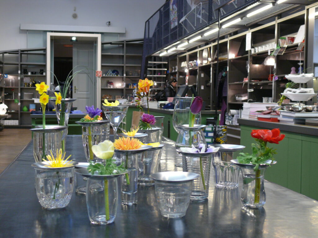 product design tableware geschenk vasen aus edelstahl für trinkglaeser niro blumen mono conglas gruppe mit blumen im mak 2 6